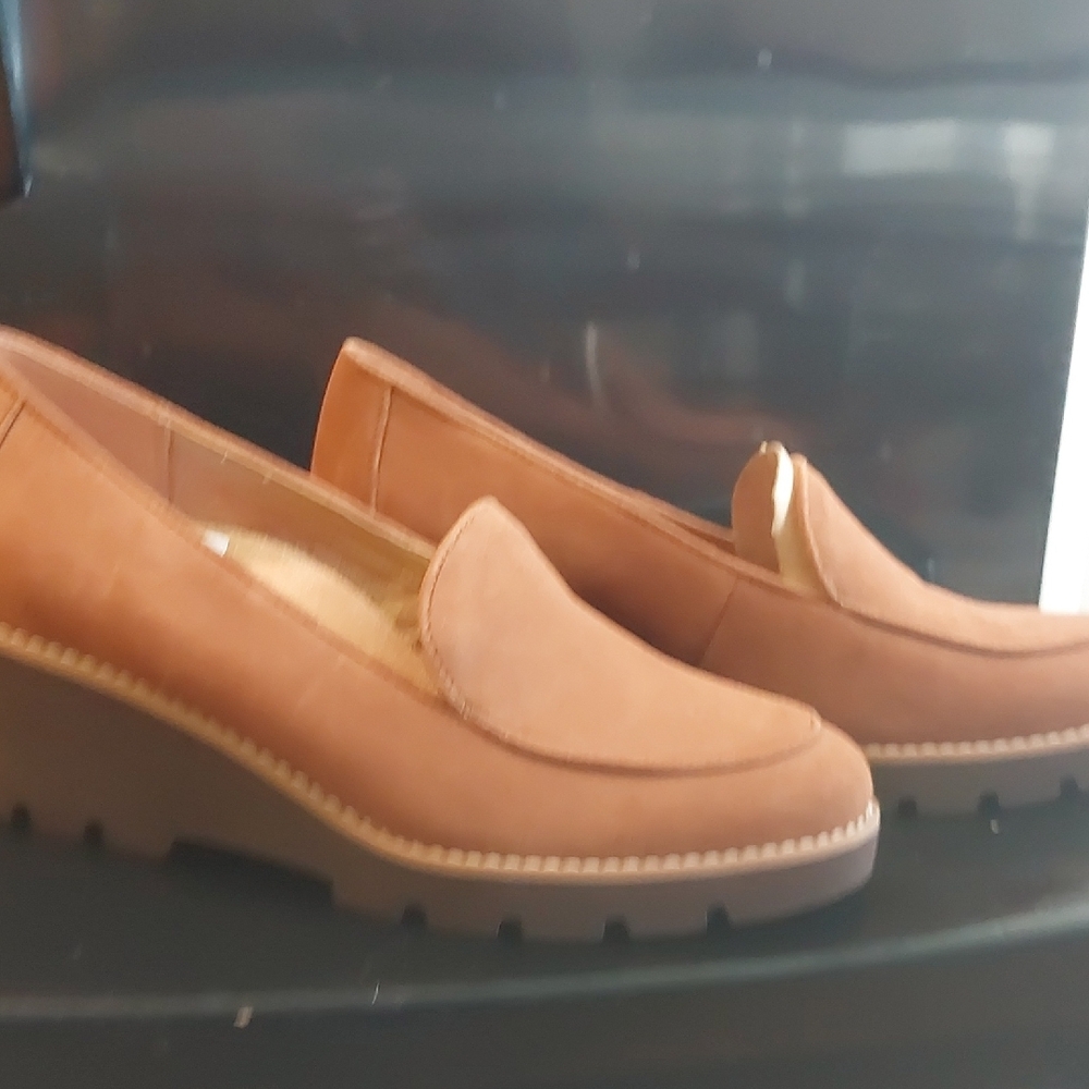 Vionic Women's Tan Loafers